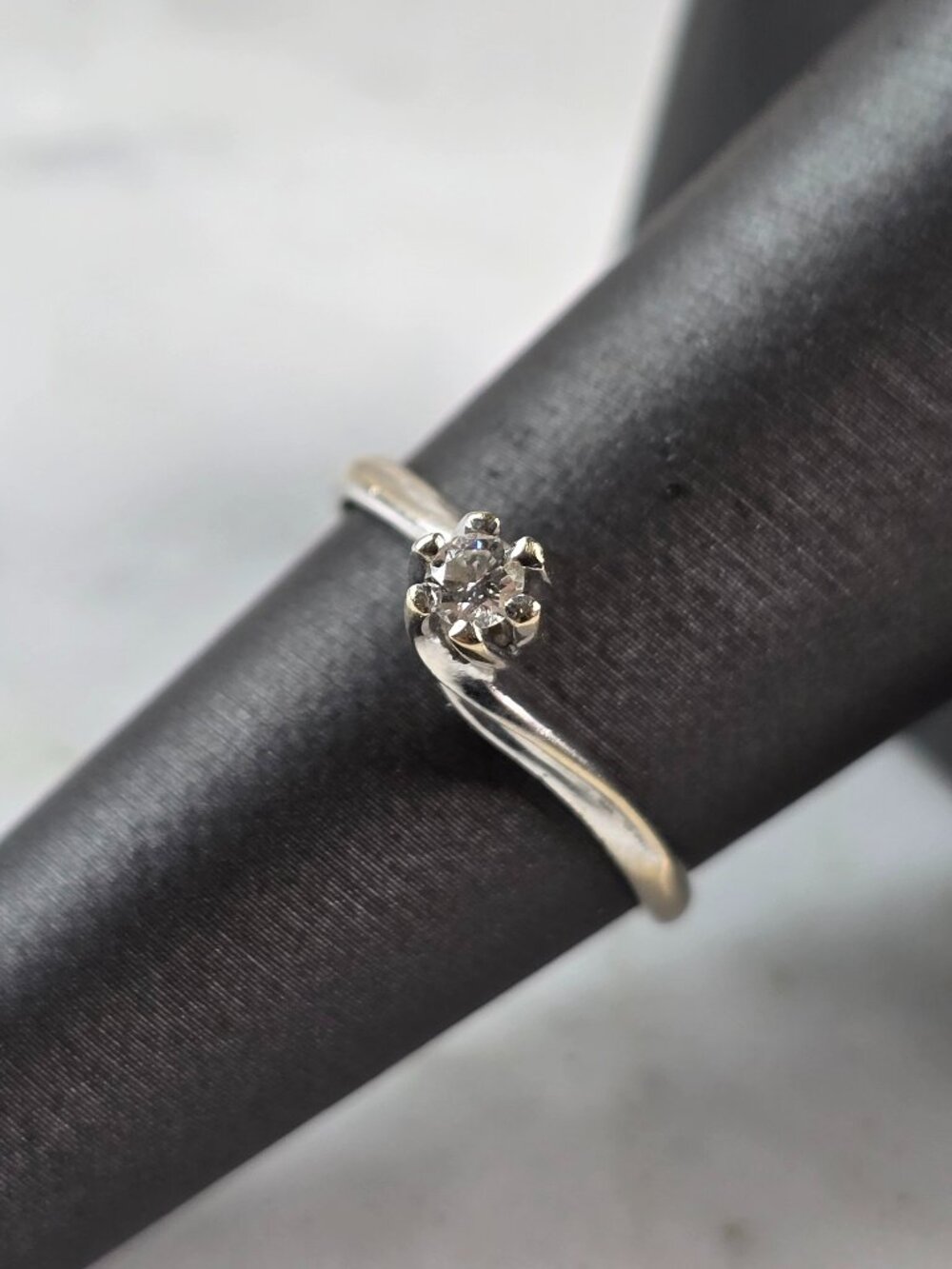Womens Vintage Estate 18k White Gold Solitaire Diamond Ring 2.2g  E5151